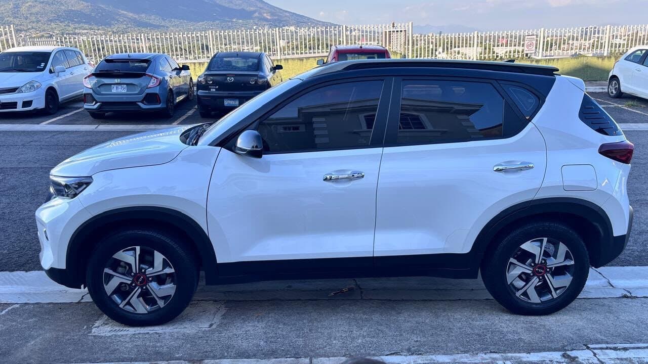 Kia Sonet 2024 Blanca de renta en San Salvador, El Salvador — Lubbi Rent a Car